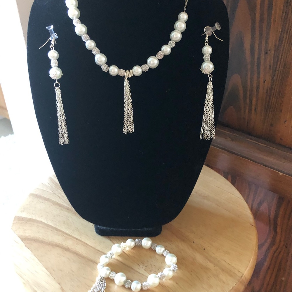 Women’s Necklace, Earrings and Bracelet